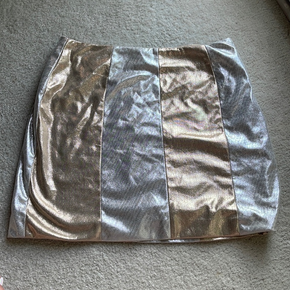HONEY PUNCH METALLIC MINI SKIRT